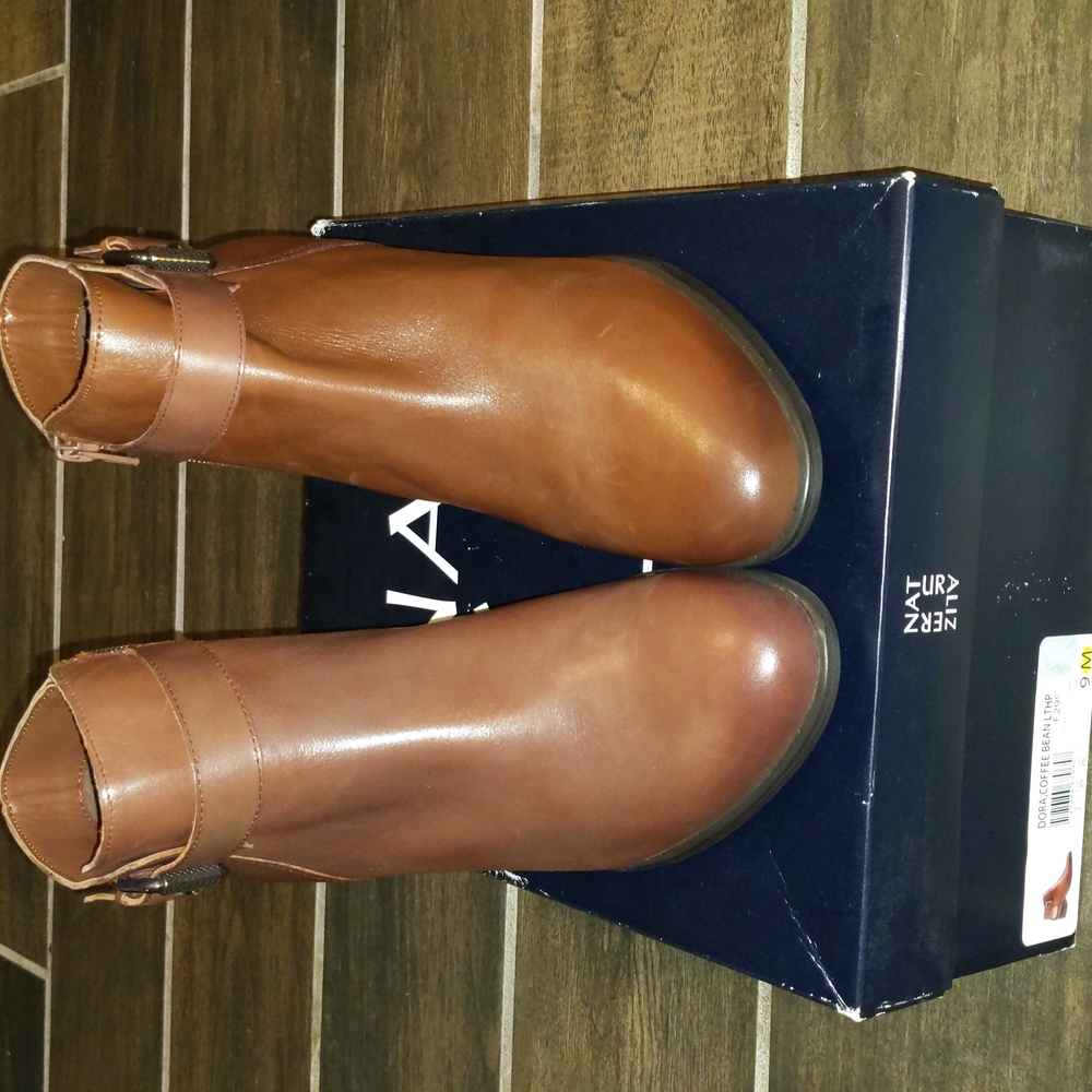 Naturalizer Dora Coffee Brown Leather Zip Booties NIB, Size 9